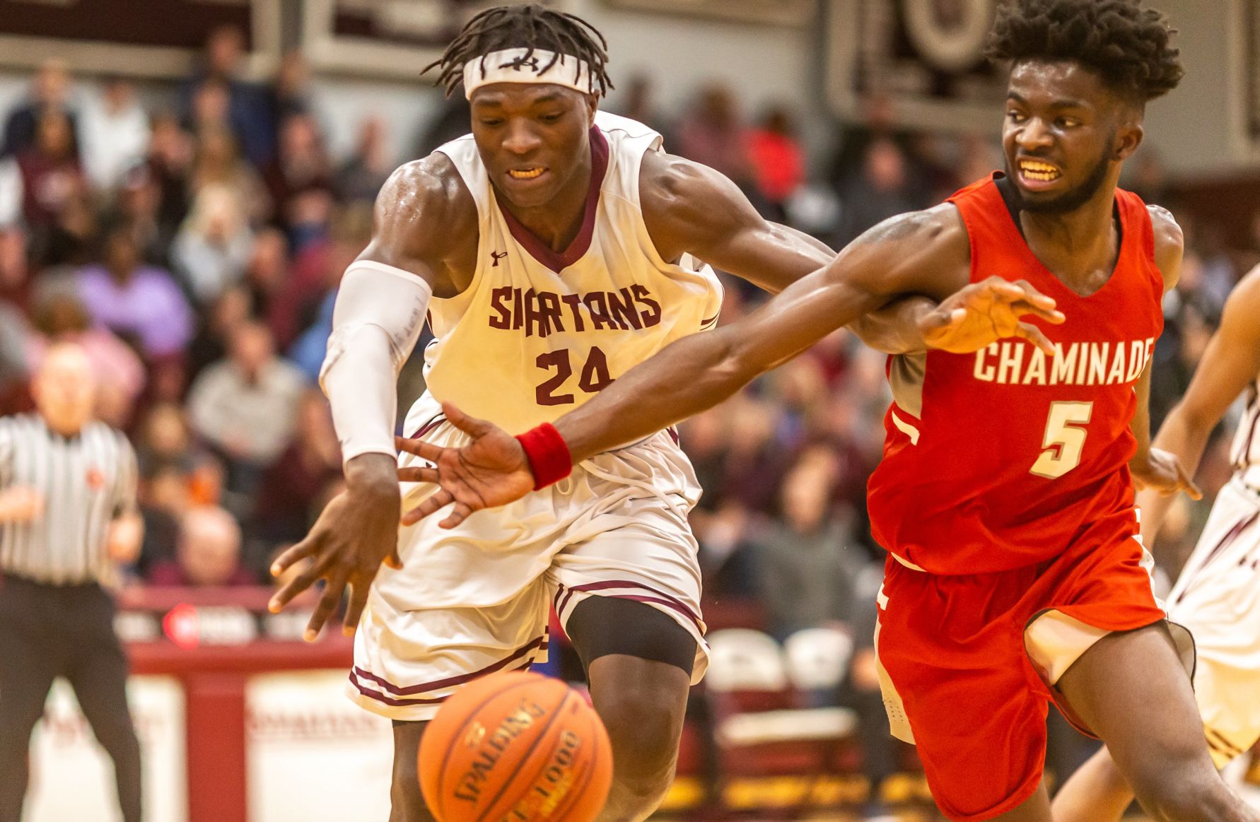 De Smet 54, Chaminade 52